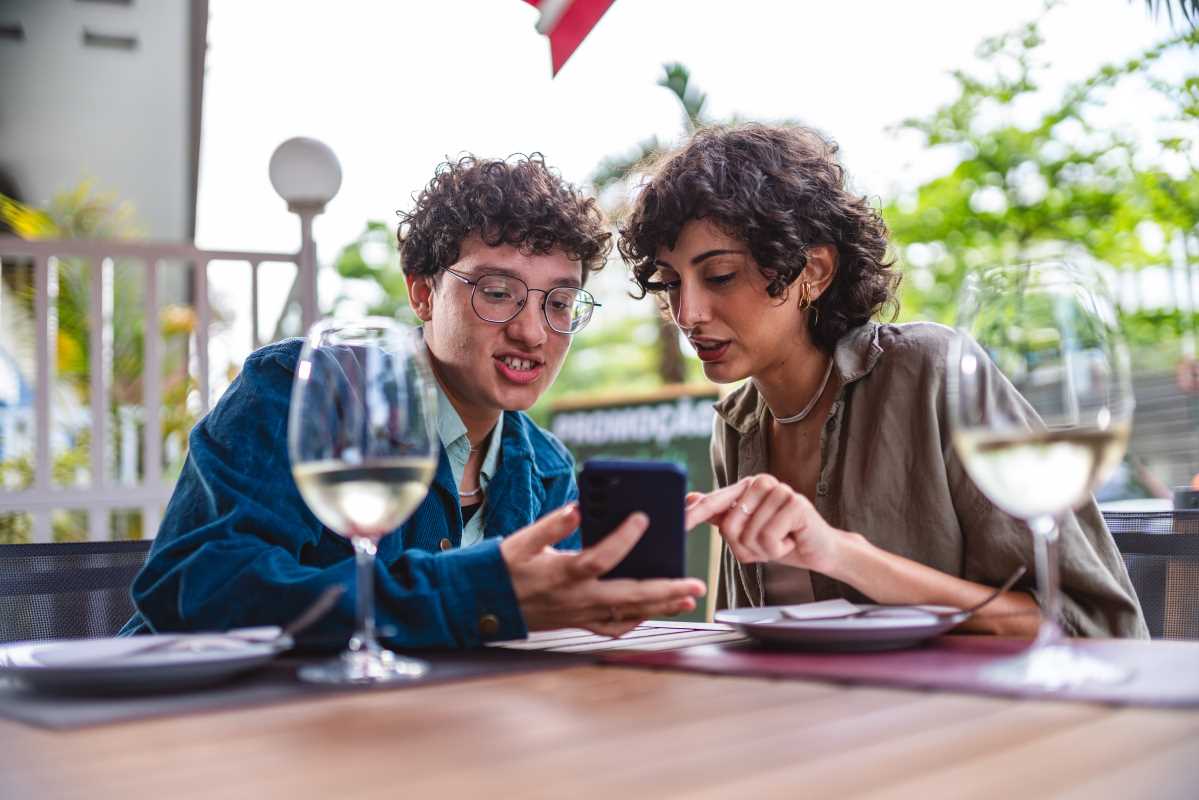 10 Red Flags in the Digital Dating World